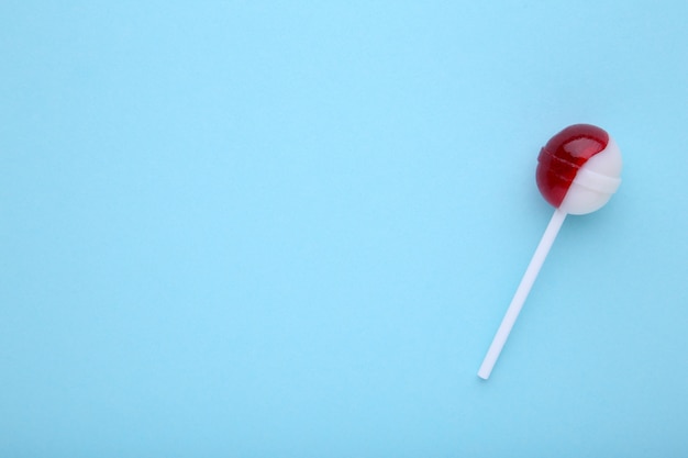 Sucette colorée sur un concept de bonbons bleus et sucrés