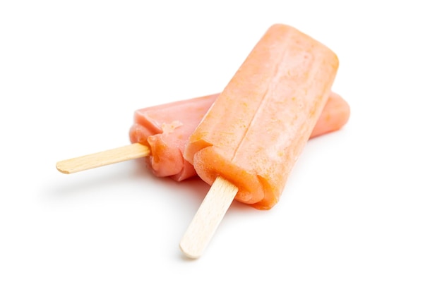 Photo sucette glacée fruitée popsicle sucrée isolée sur fond blanc