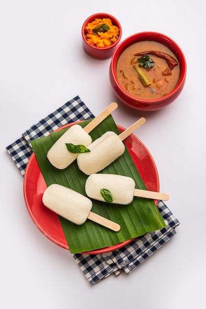 Sucette paresseuse ou bonbon idli avec bâton servi avec sambar et chutneyPetit-déjeuner indien du sud