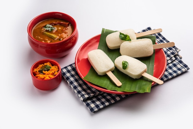 Sucette paresseuse ou bonbon idli avec bâton servi avec sambar et chutneyPetit-déjeuner indien du sud