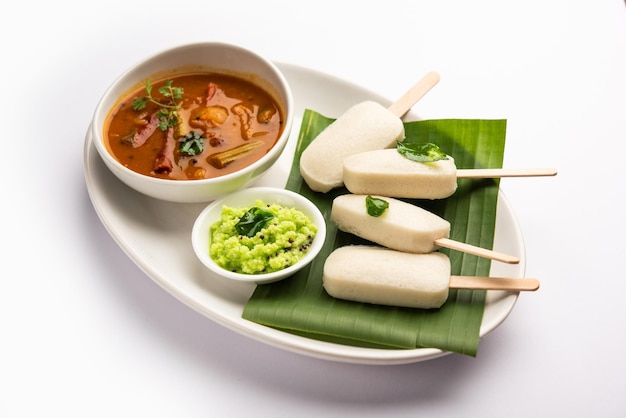 Sucette paresseuse ou bonbon idli avec bâton servi avec sambar et chutneyPetit-déjeuner indien du sud