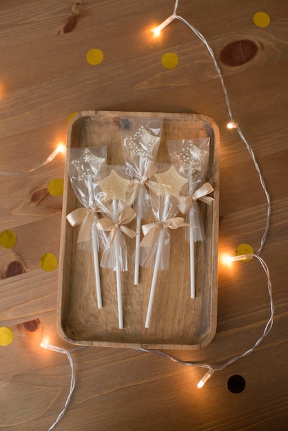 Sucettes au caramel en forme d'étoile sur une table en bois