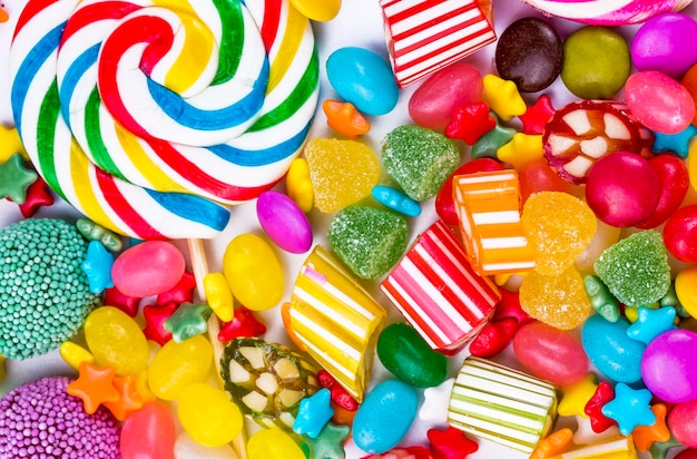 Photo sucettes colorées et bonbons ronds de différentes couleurs vue de dessus