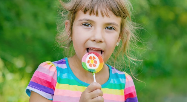 Photo sucettes dans les mains de l'enfant