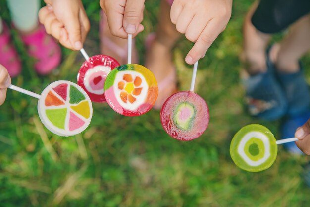 Sucettes dans les mains des enfants