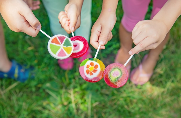 Sucettes dans les mains des enfants