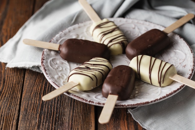 Photo sucettes glacées au chocolat au lait sur un bâton