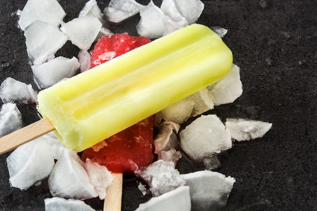 Sucettes glacées au citron et aux fraises avec de la glace