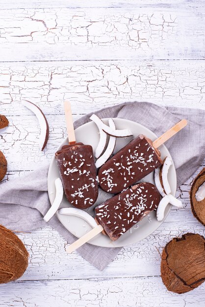 Sucettes glacées à la noix de coco dans un glaçage au chocolat