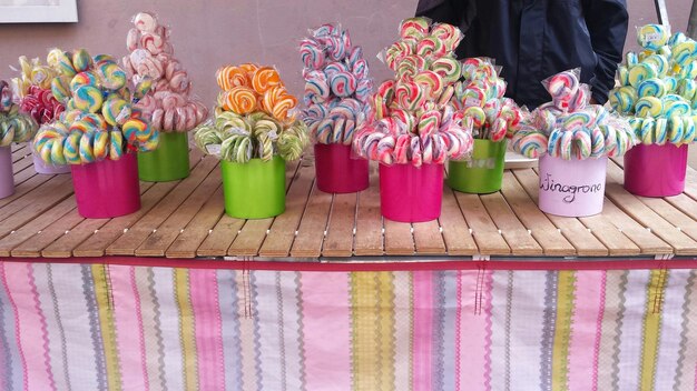 Photo des sucettes multicolores sur la table