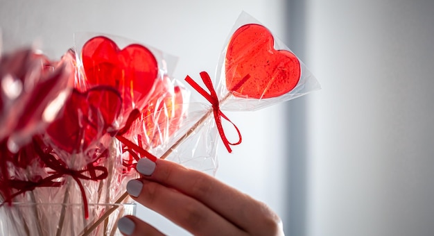 Sucettes rouges en forme de coeur sur le comptoir d'un magasin de bonbons