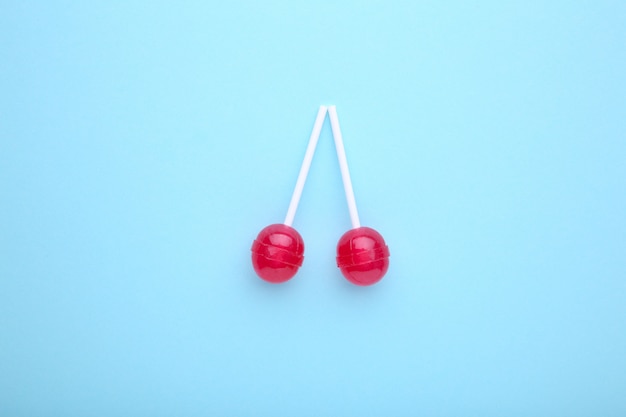 Sucettes sur table bleue. concept de bonbons sucrés