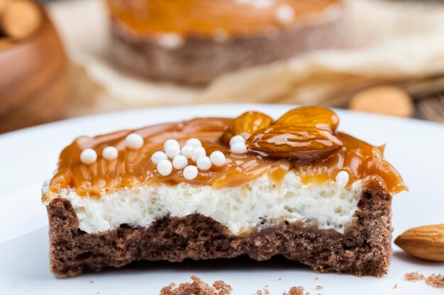 Sucre et autres ingrédients et recouvert d'une crème sucrée, gâteau simple est fait de farine