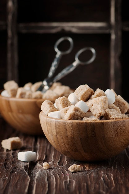 Sucre blanc et brun sur la table vintage