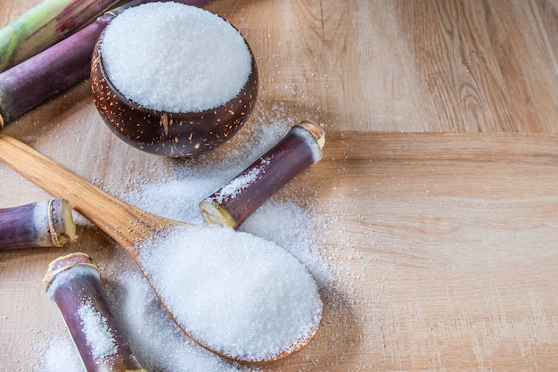 Sucre blanc dans un bol en bois sur une table