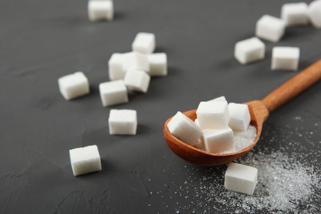 Sucre blanc sur la table sur un fond clair en gros plan