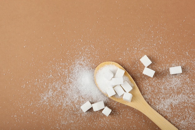 Sucre blanc sur la table sur un fond clair en gros plan