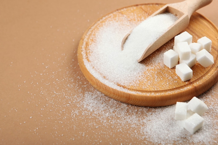 Photo sucre blanc sur la table sur un fond clair en gros plan