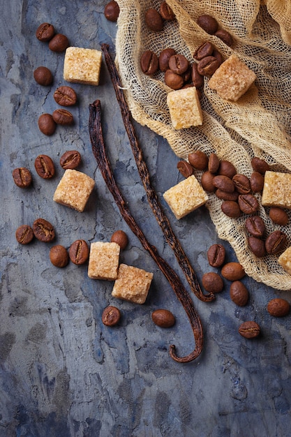 Sucre de canne brun, grains de café et gousses de vanille. Mise au point sélective