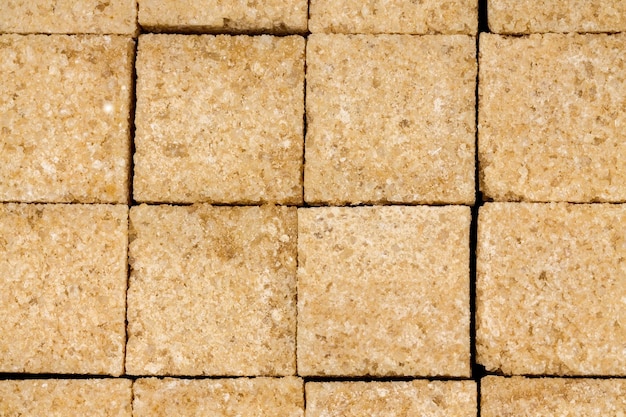 Sucre de canne raffiné aligné en rangées soignées