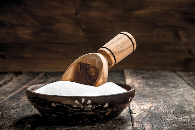 Sucre avec une cuillère dans un bol.