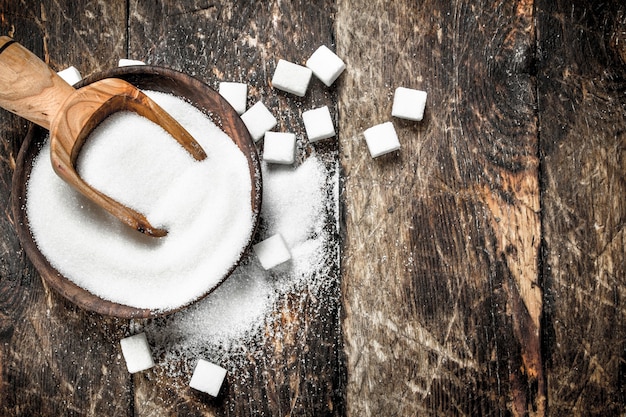 Sucre avec une cuillère dans un bol.