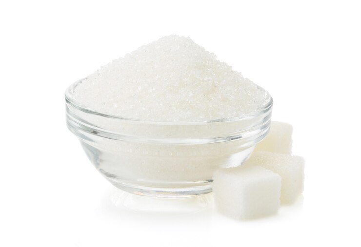 Sucre dans un bol isolé sur fond blanc