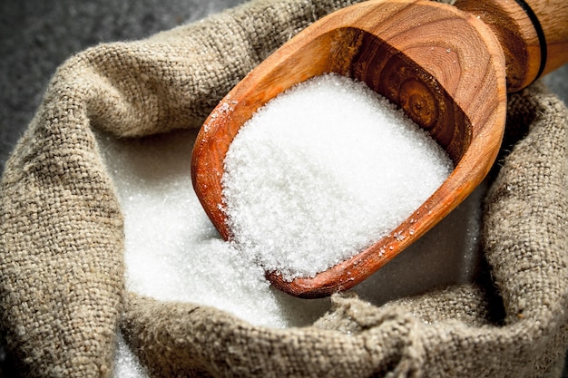 Sucre dans un vieux sac avec une cuillère