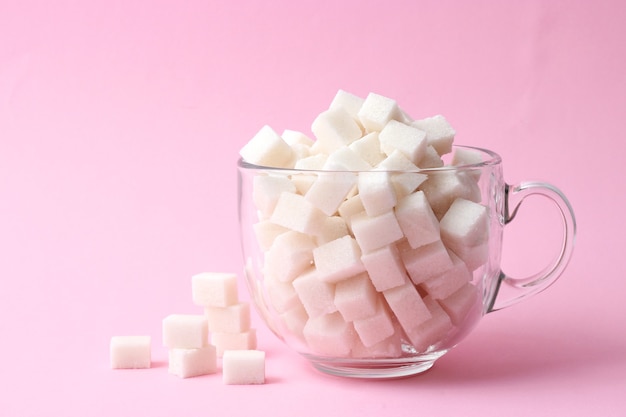 Sucre raffiné dans un verre sur un fond coloré concept de diabète sucre en excès