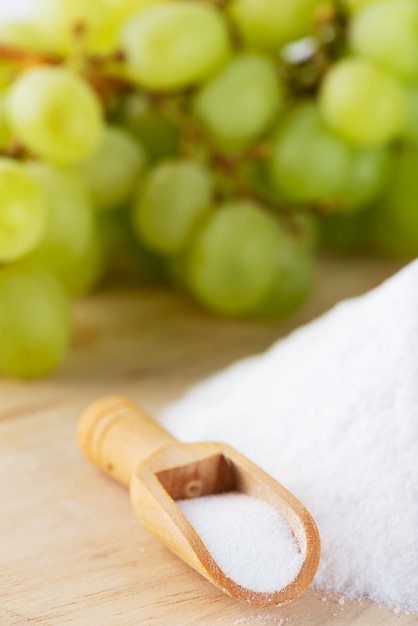 Sucre de raisin ou glucose dans une cuillère en bois