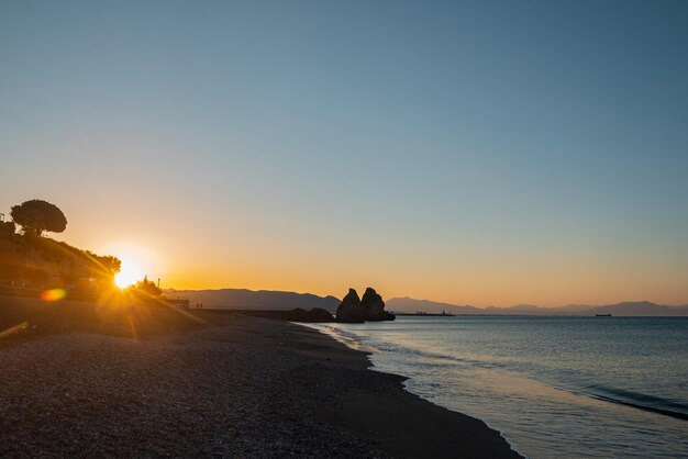 Sud de l'Italie mer et montagnes à l'aube Vietri Bel été tôt le matin Voyage à travers les paysages pittoresques de la vieille Europe Côte amalfitaine Ville de la mer Tyrrhénienne Vietri sul Mare