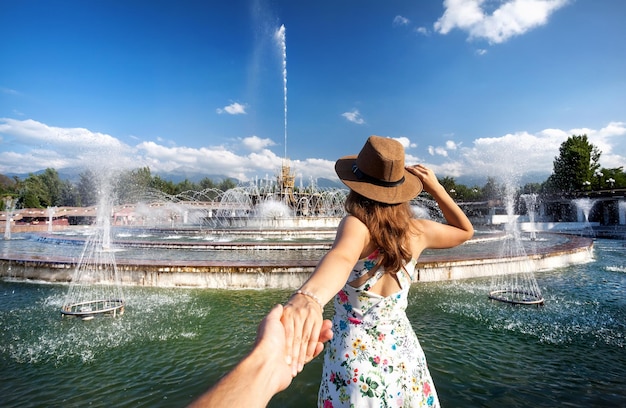 Suis-moi à la fontaine en été