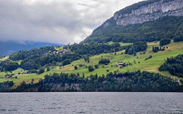 La Suisse, Gersau, Schwyz, ville au bord du lac des Quatre-Cantons en été