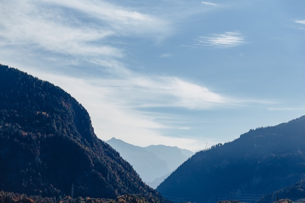 Suisse, montagnes alpines, ensoleillé, paysage d&#39;été, ciel bleu