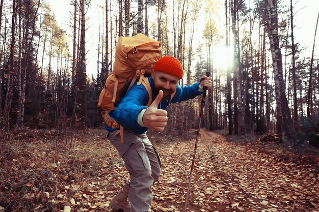 suivez-moi en randonnée, un homme vous invite à une randonnée en forêt, paysage d'automne dans la forêt dans la nature