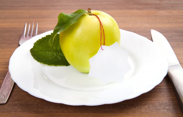 Suivre un régime et des aliments sains. Pomme jaune, verte avec feuille et ticker blanc