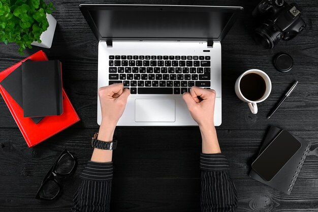 Sujet d'affaires et de technologie la main de la femme dans une chemise noire montrant un geste sur fond ...