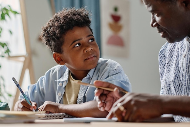 Sujet d'apprentissage d'écolier avec l'enseignant