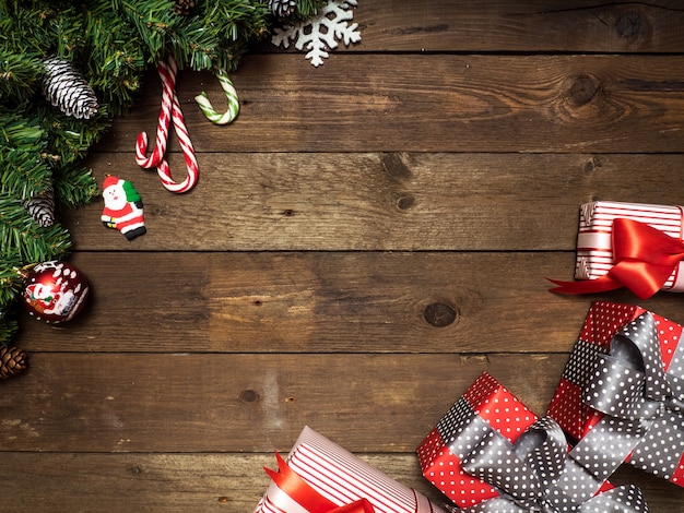 Sujet de joyeux Noël sur un fond en bois avec arbre de Noël