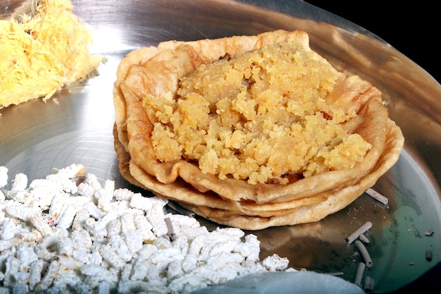 Suji Halwa avec Puri ou Sooji Halwa dans une assiette