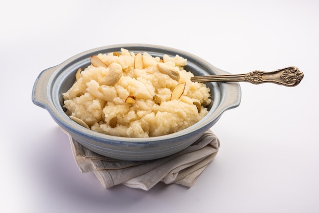 Suji ka halwa ou rava sheera ou ravyacha shira est un plat indien sucré, servi en dessert ou en offrande aux dieux.