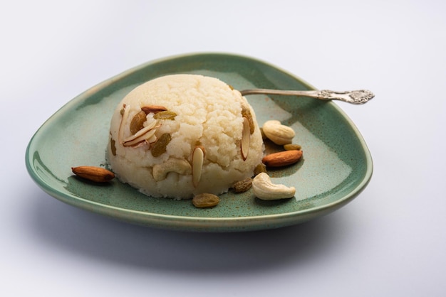 Suji ka halwa ou rava sheera ou ravyacha shira est un plat indien sucré, servi en dessert ou en offrande aux dieux.