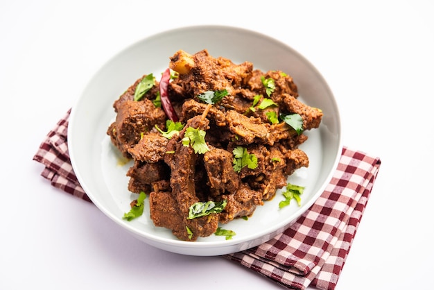 Sukha mouton ou poulet sec épicé Murgh ou viande de chèvre servi dans une assiette ou un bol