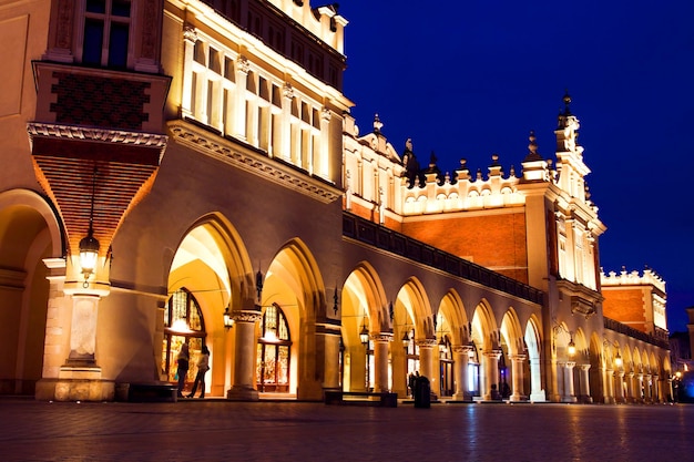 Sukiennice à Cracovie la nuit