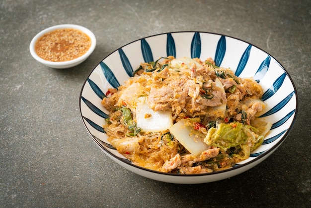 Sukiyaki de style thaï sauté ou vermicelles sautés avec du porc et des légumes à la sauce sukiyaki - Style de cuisine asiatique