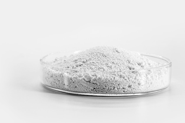 Le sulfate de baryum, un solide cristallin blanc de formule chimique BaSO₄, est utilisé comme agent de contraste pendant les procédures de radiographie