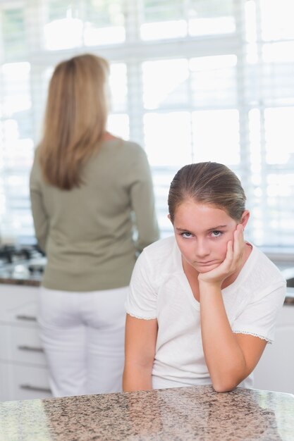 Sulking petite fille regardant la caméra