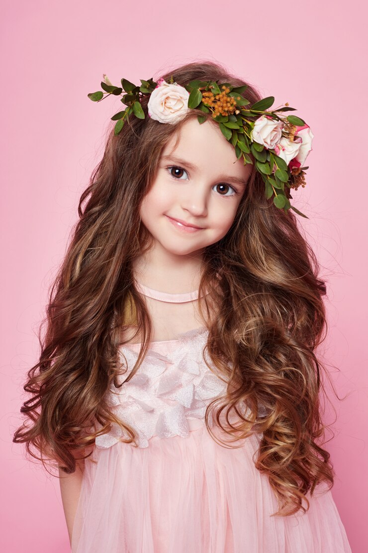 Photo summer girl bright look beaux vêtements. fleurs