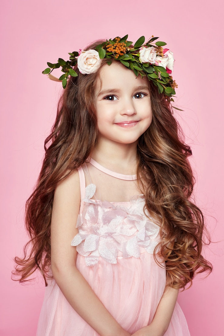 Photo summer girl bright look beaux vêtements. fleurs