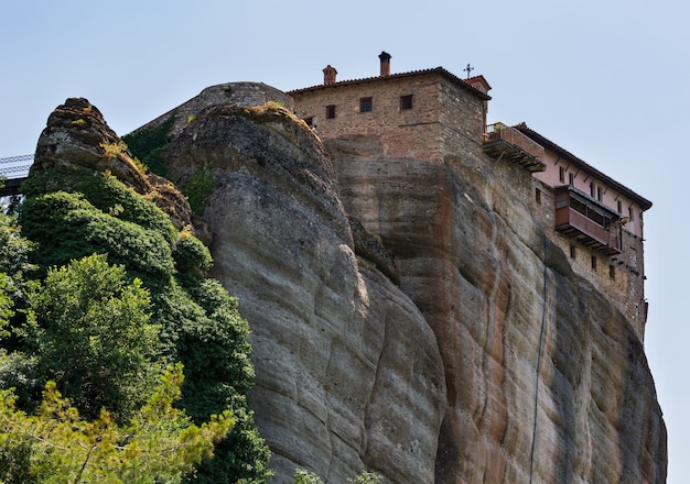 Summer Meteora - important complexe de monastères religieux chrétien rocheux en Grèce